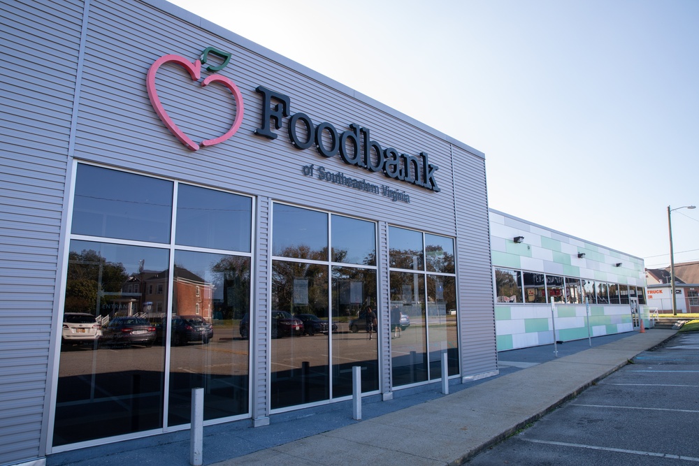 USS Arlington (LPD 24) Sailors volunteer at local food bank