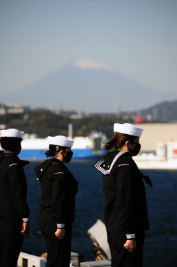 USS Ronald Reagan (CVN 76) Pulls Into Yokosuka, Japan