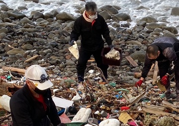 Space Soldiers clean up ‘crystal’ beach