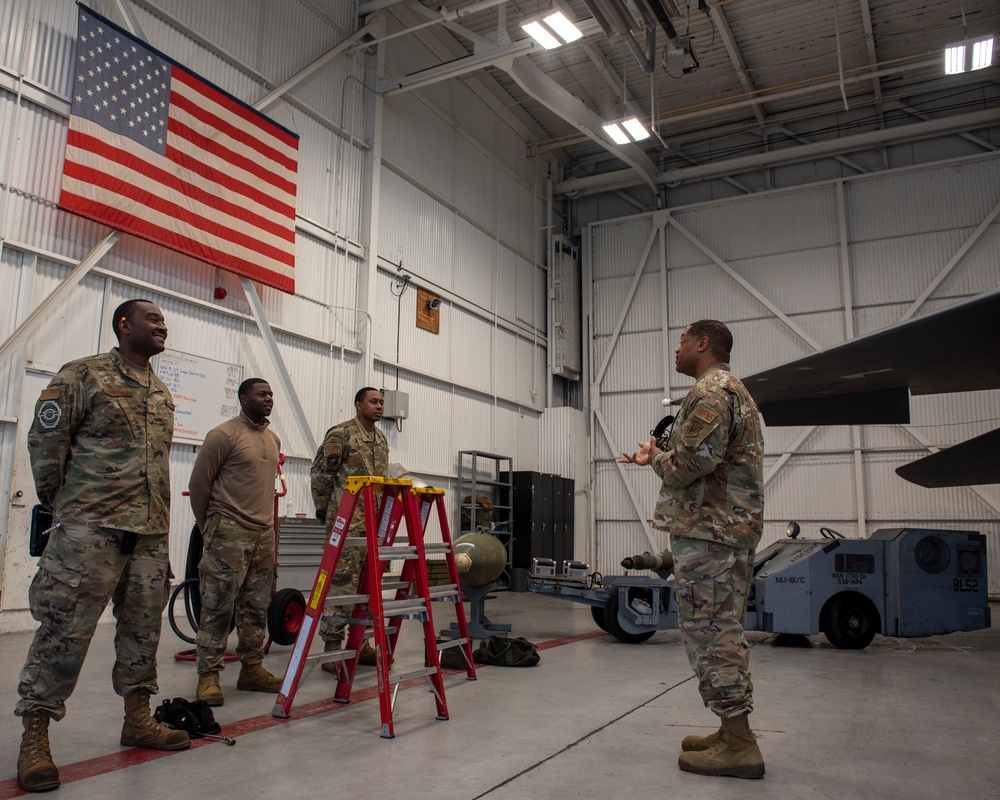 Air Force NCO teaches Excel to Airmen, DoD civilians, military spouses