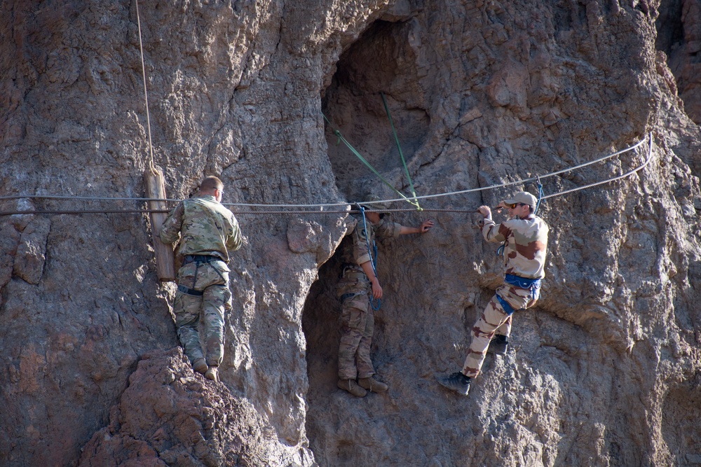 U.S. Army Soldiers participate in the French Desert Commando Course