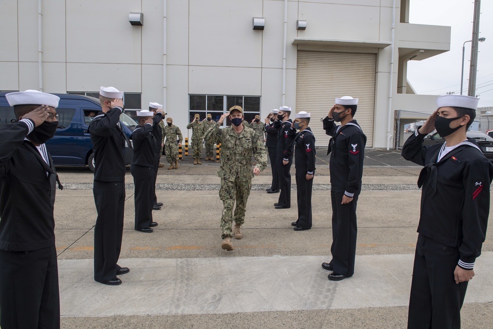 Commander, U.S. 7th Fleet Visits USS Warrior (MCM 10)