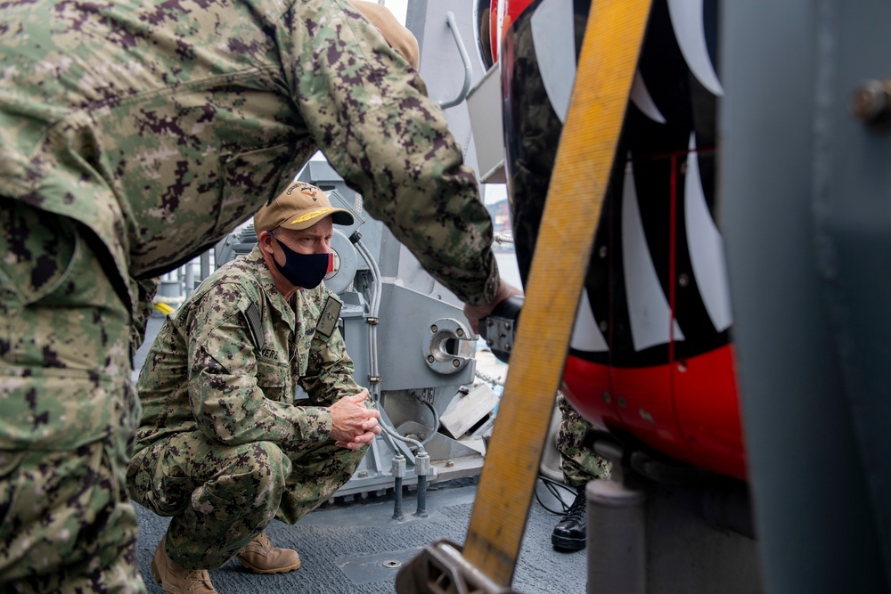 Commander, U.S. 7th Fleet Visits USS Warrior (MCM 10)