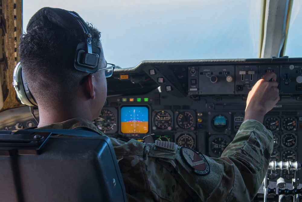 Deployed USAF tankers train with Royal Air Force of Oman