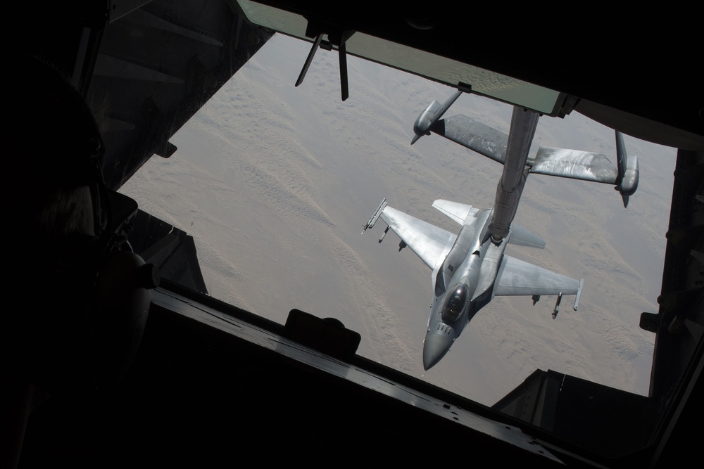 Deployed USAF tankers train with Royal Air Force of Oman