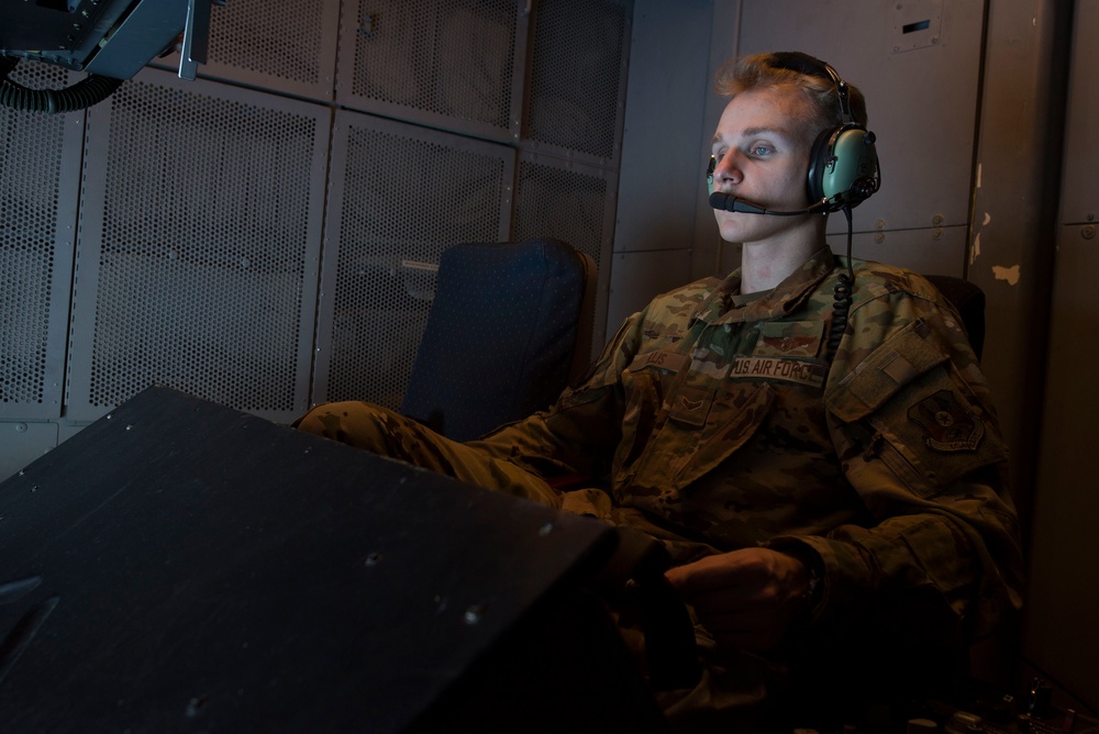 Deployed USAF tankers train with Royal Air Force of Oman