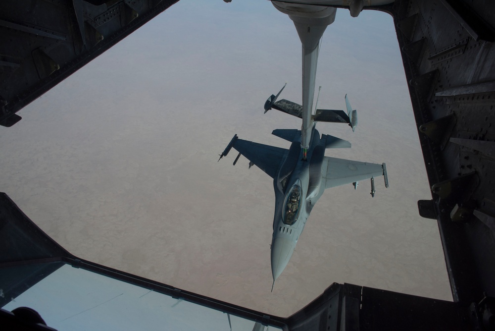 Deployed USAF tankers train with Royal Air Force of Oman