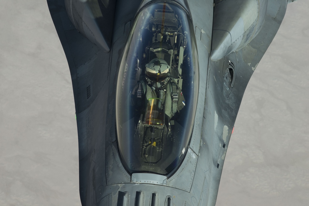 Deployed USAF tankers train with Royal Air Force of Oman