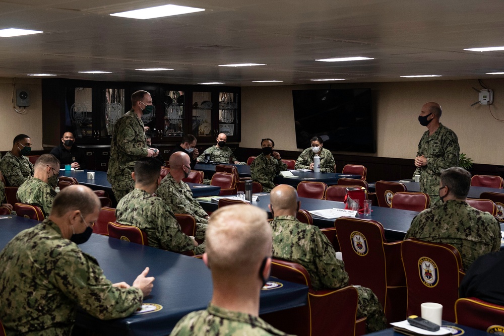 Commander, U.S. 7th Fleet Visits USS America (LHA 6)