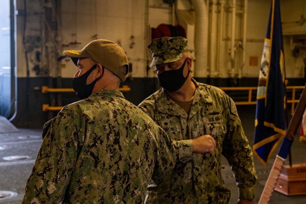 Commander, U.S. 7th Fleet Visits USS America (LHA 6)