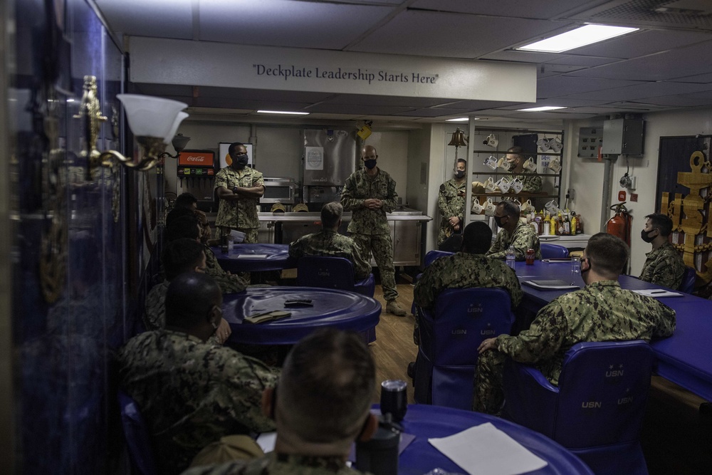Commander, U.S. 7th Fleet Visits USS Ashland (LSD 48)