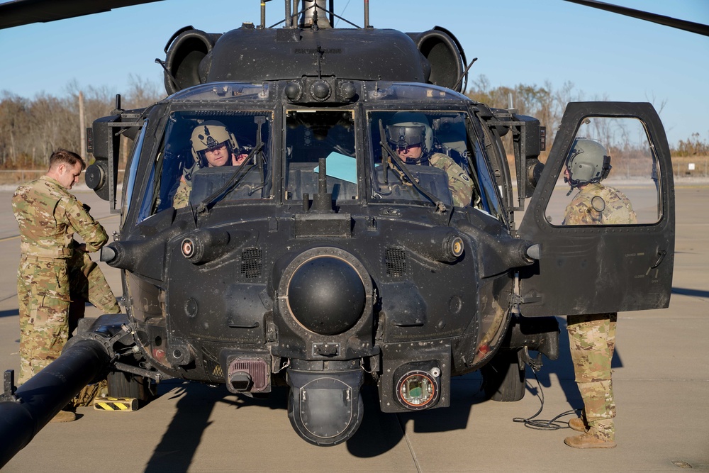 Army Aviation Center of Excellence Commanding General Visits 160th SOAR
