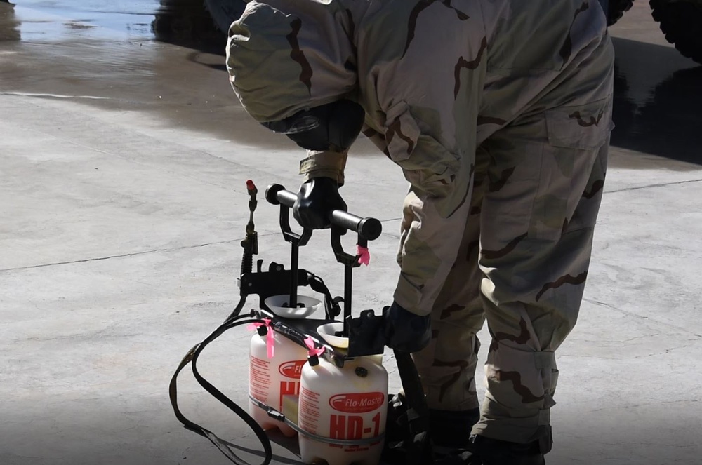 Soldiers test CIDAS tactical applicator