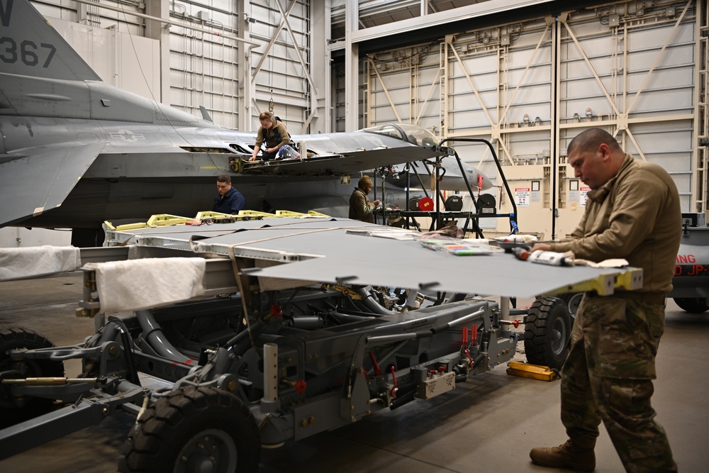 F-16 Fighting Falcon wing replacement