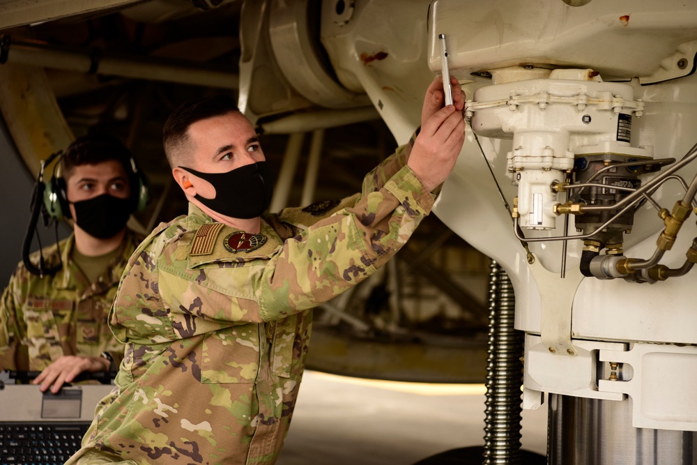 Yokota Airmen train on 515th AMOW C-5M Super Galaxy
