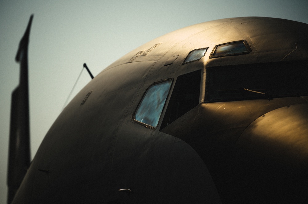 379th EAMXS and 379th ELRS conduct hot-refueling on KC-135 Stratotankers