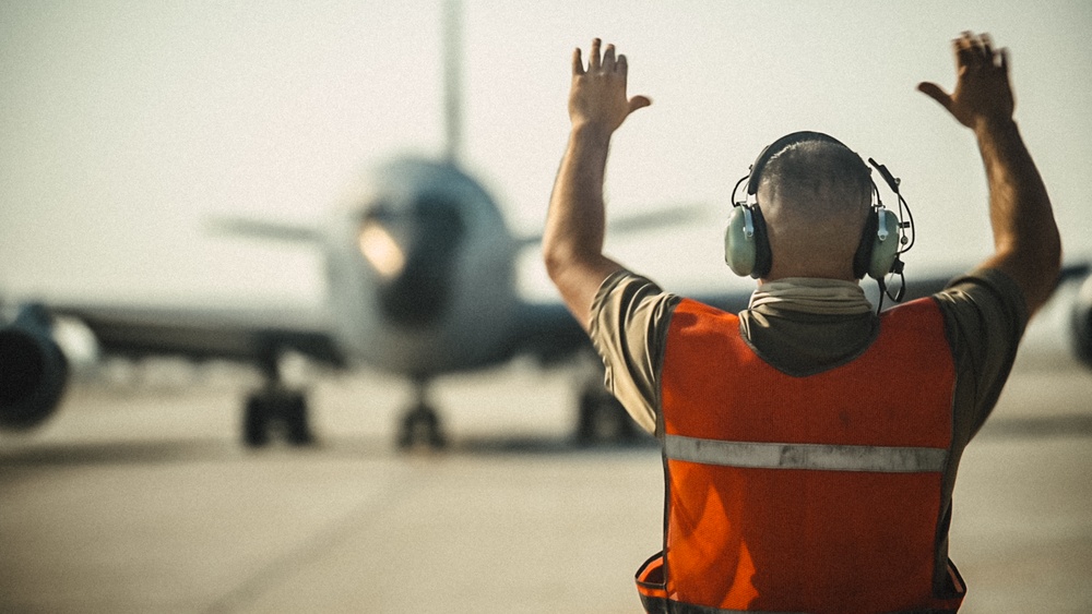 379th EAMXS and 379th ELRS conduct hot-refueling on KC-135 Stratotankers