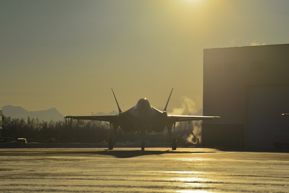 Eielson rapidly launches 12 F-35As