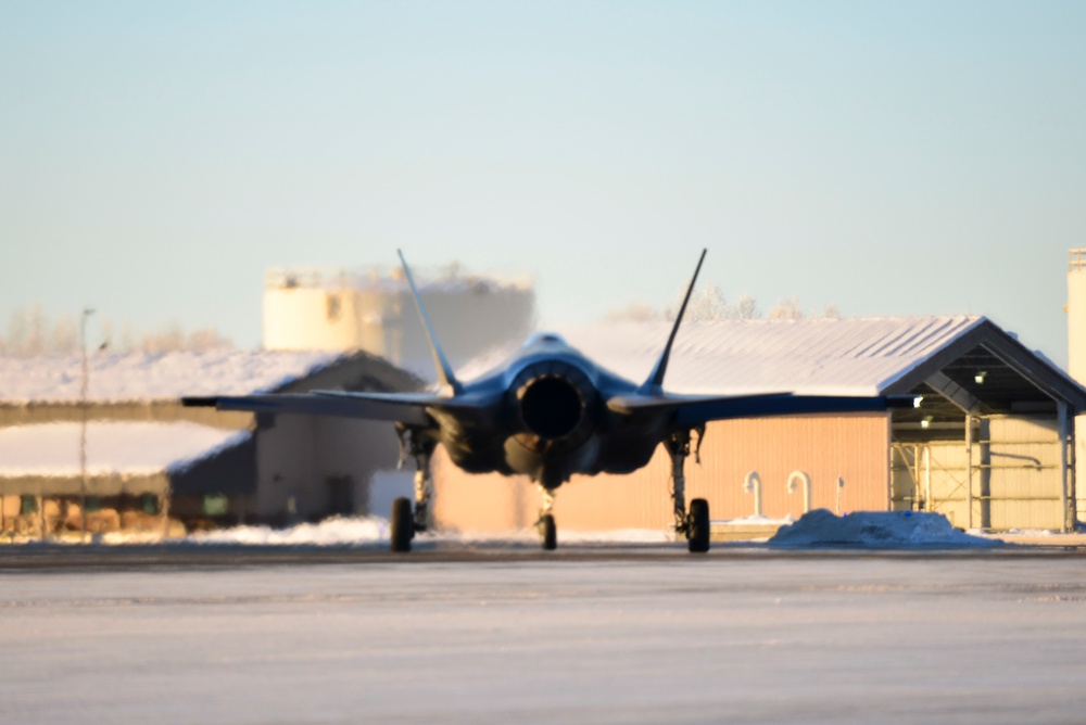 Eielson rapidly launches 12 F-35As