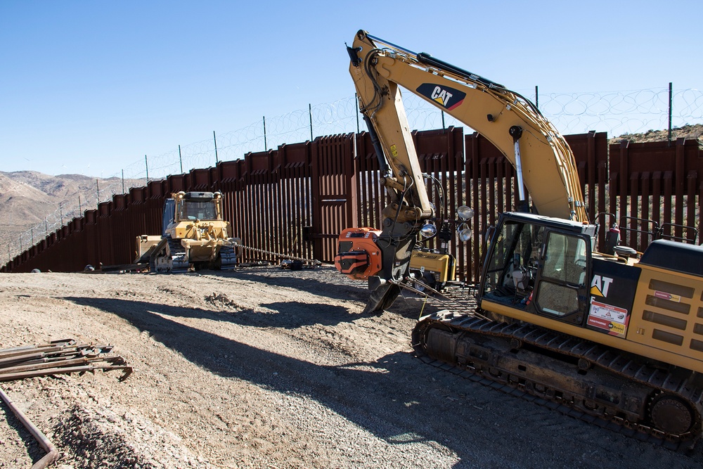 Border Barrier Construction: San Diego 15