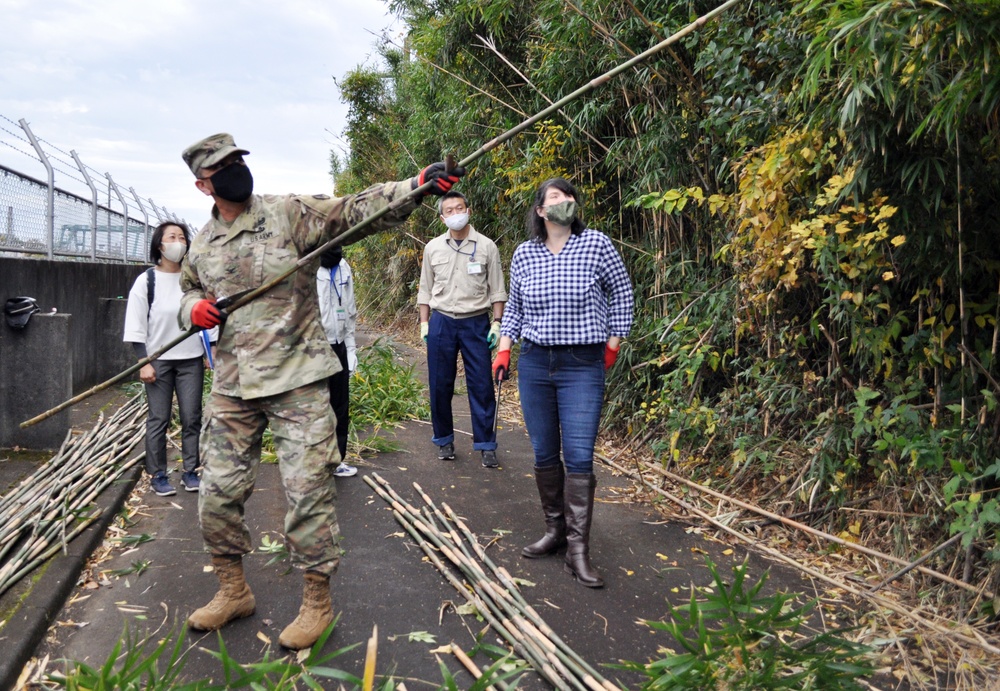 USAG Japan commander, spouse, cut bamboo for giant kites
