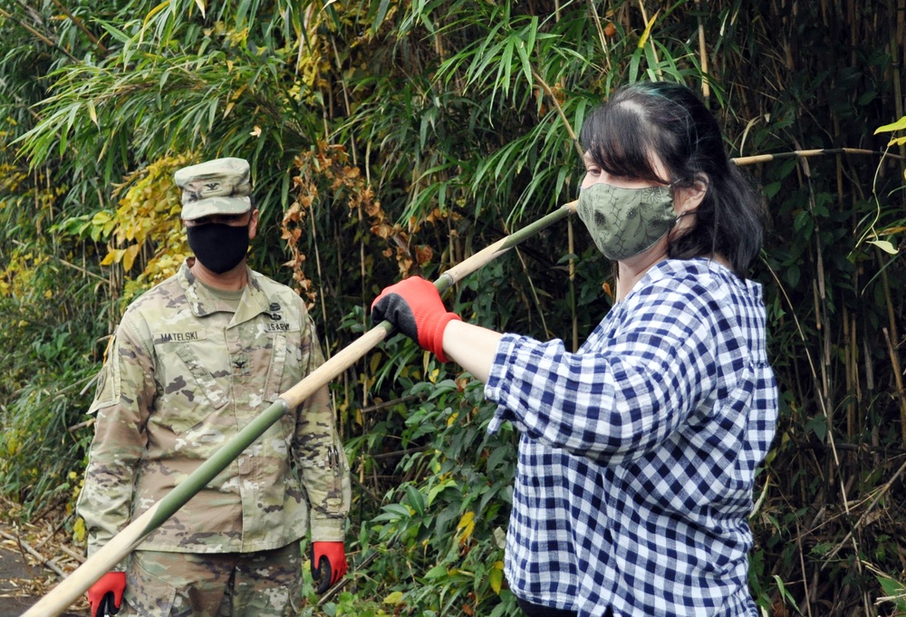 USAG Japan commander, spouse, cut bamboo for giant kites