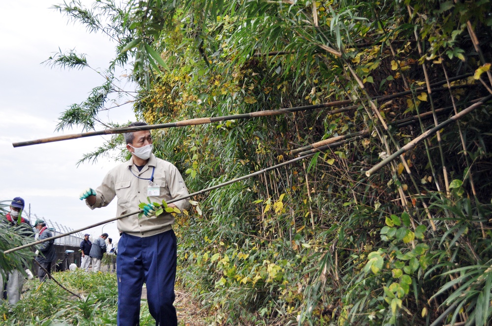 USAG Japan commander, spouse, cut bamboo for giant kites