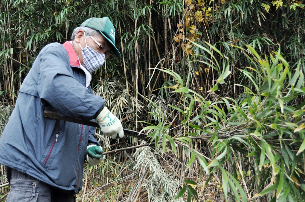 USAG Japan commander, spouse, cut bamboo for giant kites