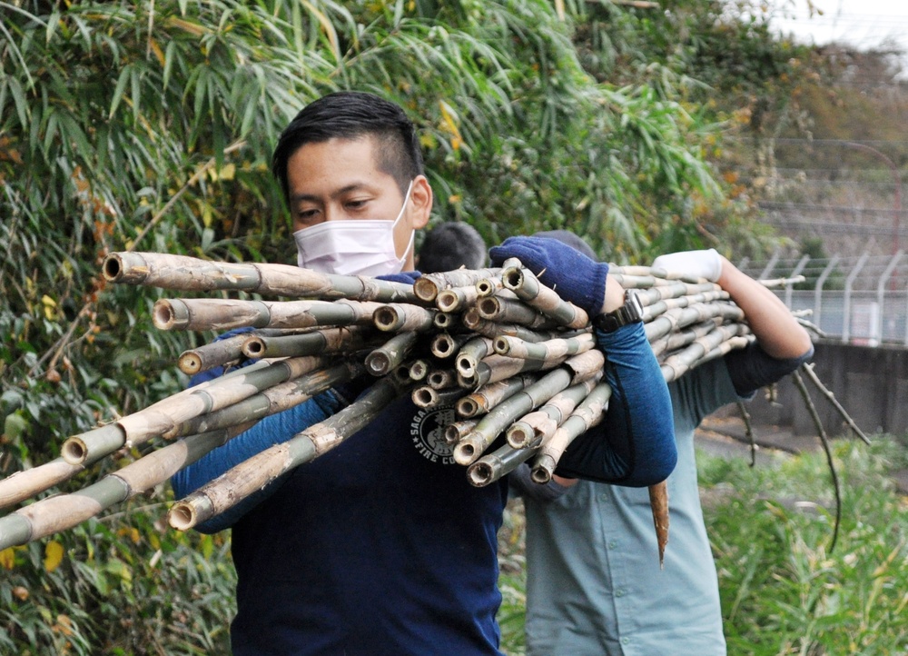 USAG Japan commander, spouse, cut bamboo for giant kites