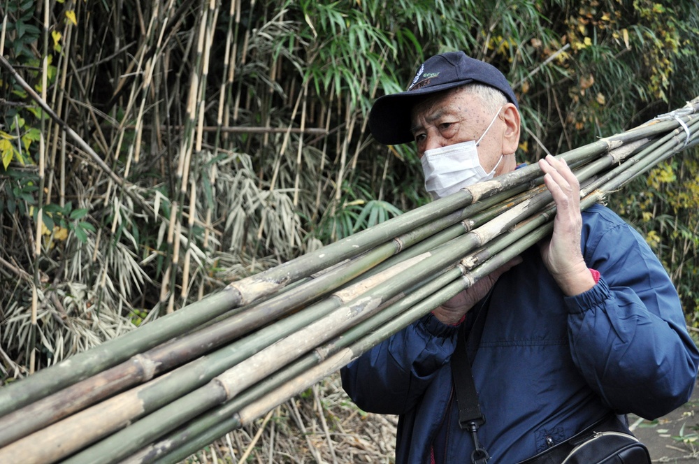 USAG Japan commander, spouse, cut bamboo for giant kites