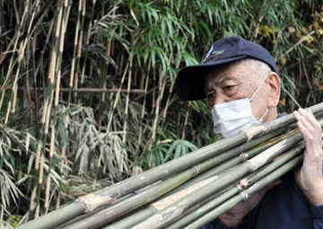 USAG Japan commander, spouse, cut bamboo for giant kites