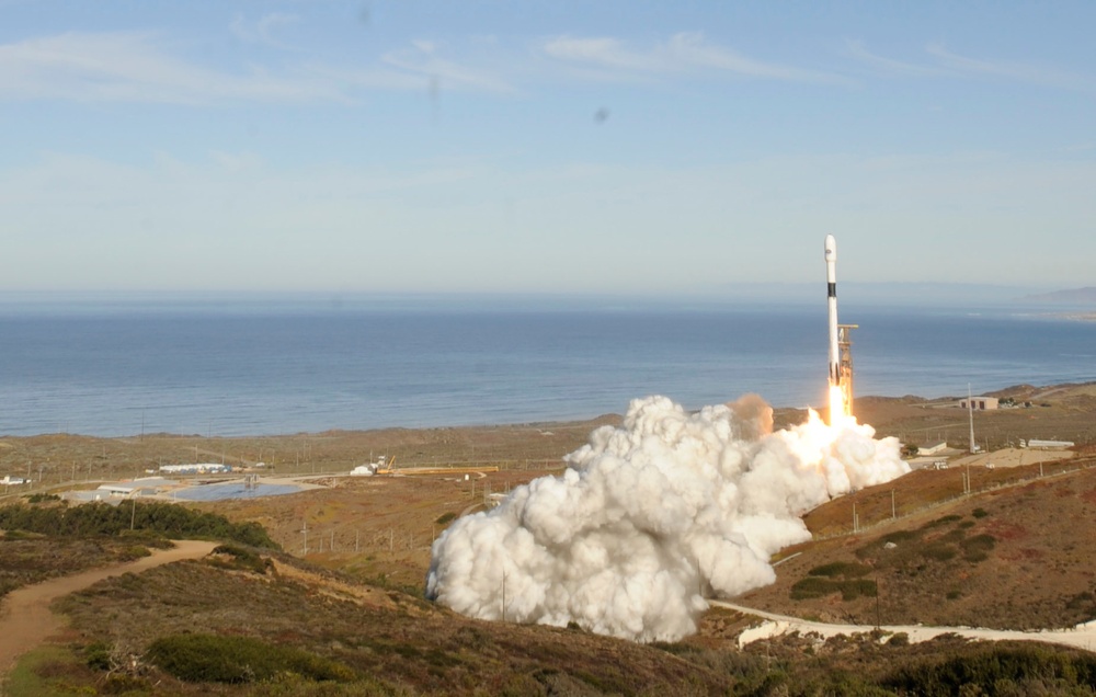 SpaceX launches Sentinel-6 satellite from VAFB