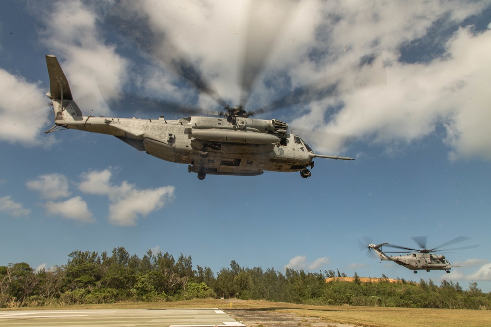 Marines with 3D Reconnaissance Battalion participate in MCCRE training alongside Airmen with 320 Special Tactics Squadron