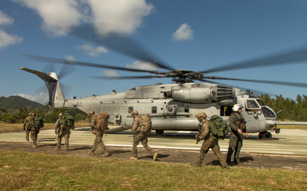 Marines with 3D Reconnaissance Battalion participate in MCCRE training alongside Airmen with 320 Special Tactics Squadron