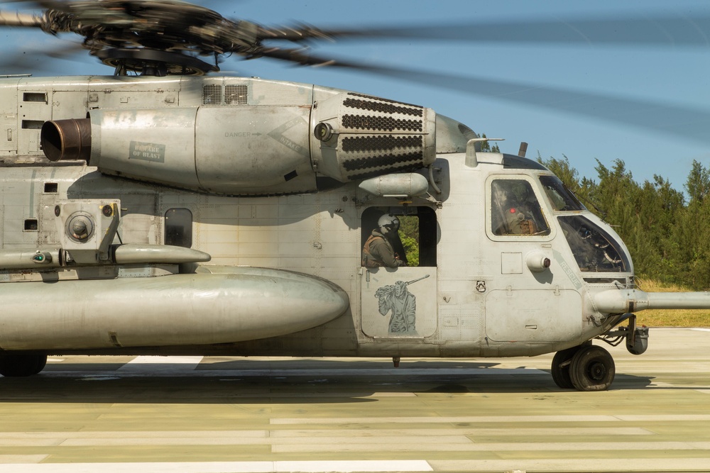 Marines with 3D Reconnaissance Battalion participate in MCCRE training alongside Airmen with 320 Special Tactics Squadron