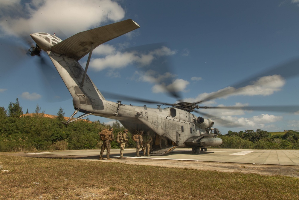 Marines with 3D Reconnaissance Battalion participate in MCCRE training alongside Airmen with 320 Special Tactics Squadron