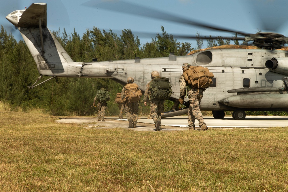 Marines with 3D Reconnaissance Battalion participate in MCCRE training alongside Airmen with 320 Special Tactics Squadron