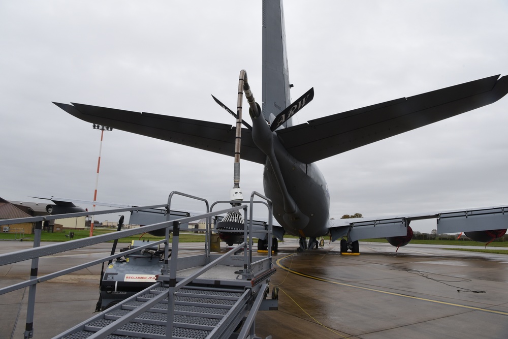 100 MXG Airmen maintain drogue