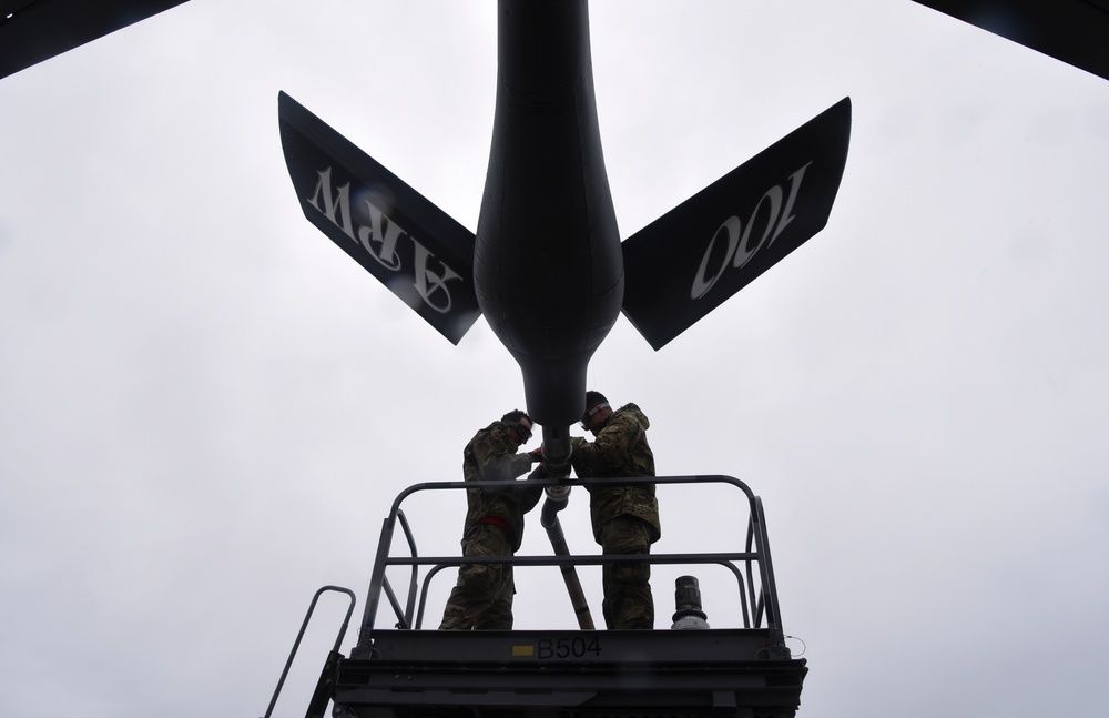 100 MXG Airmen maintain drogue