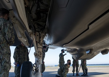 Midshipmen visit strike aircraft test squadron