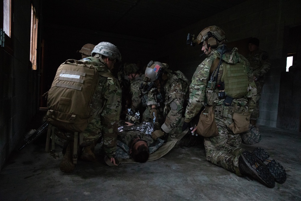 Soldiers help Green Berets give first aid during training exercise