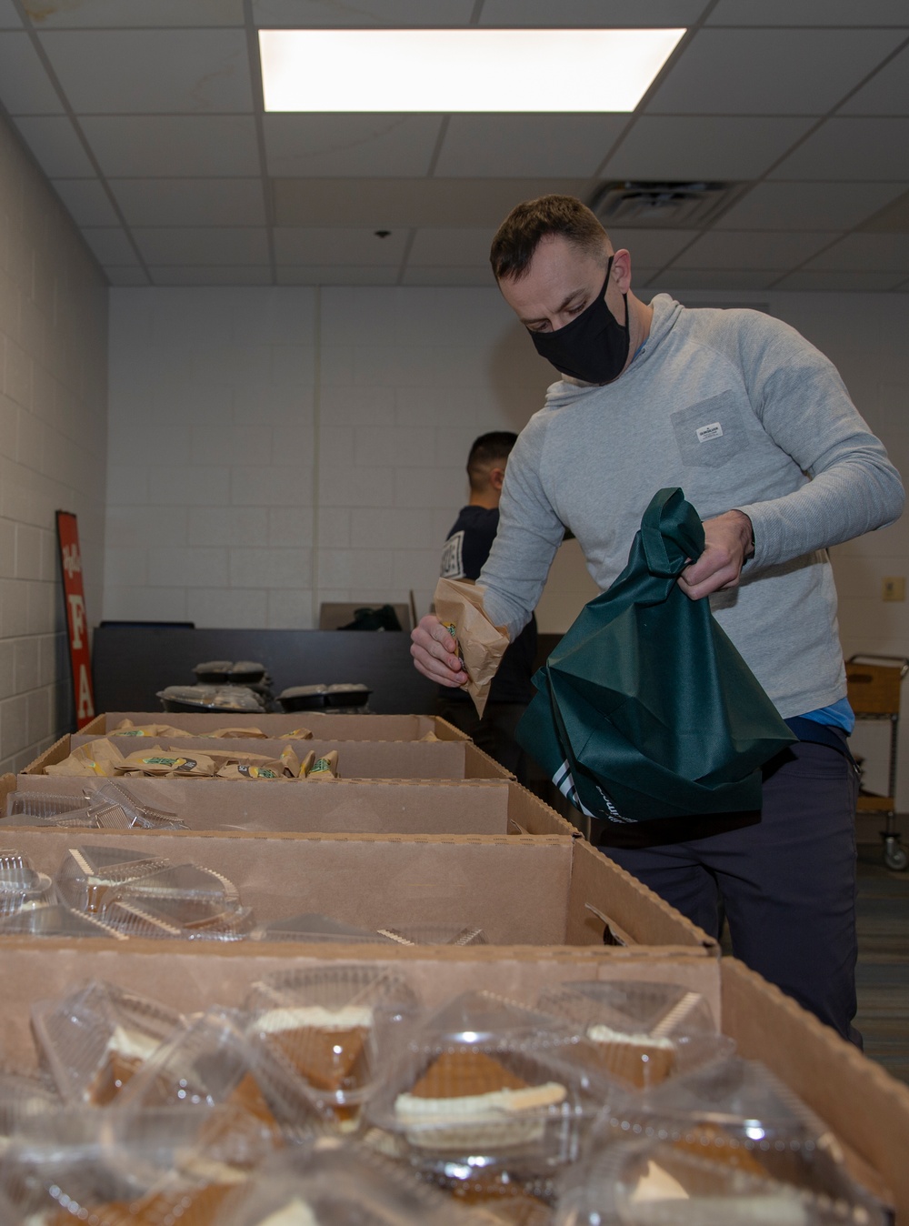 USO Gives Turkey Dinners to Marines for Thanksgiving