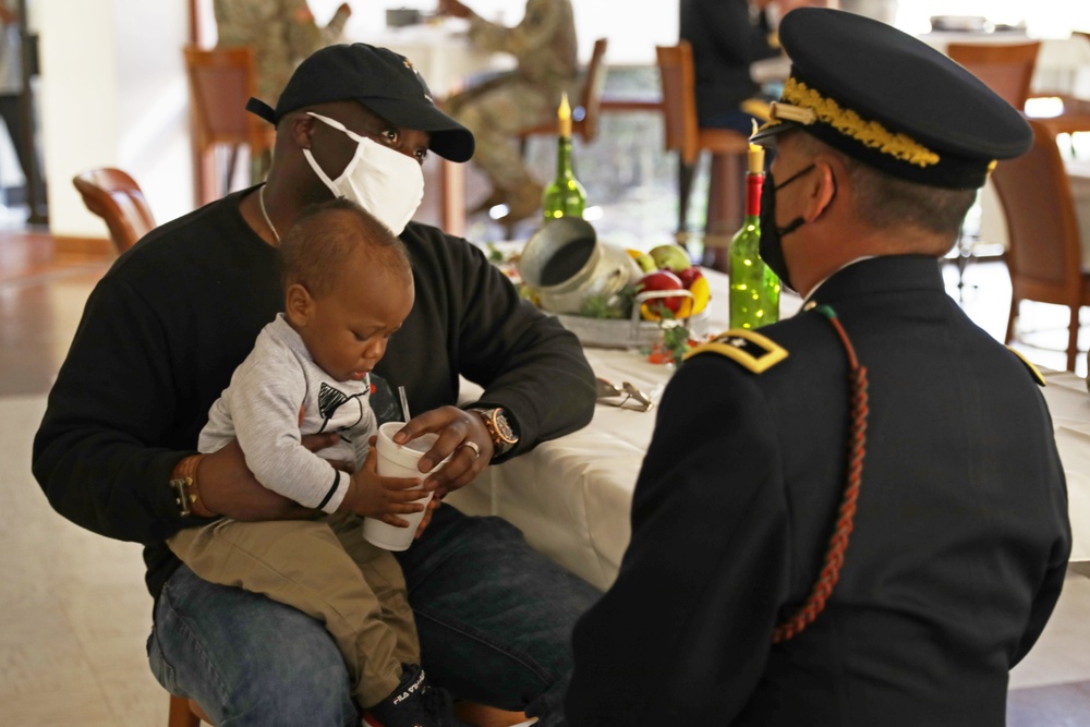 3rd ID hosts Thanksgiving lunch