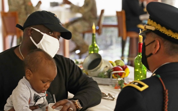 3rd ID hosts Thanksgiving lunch