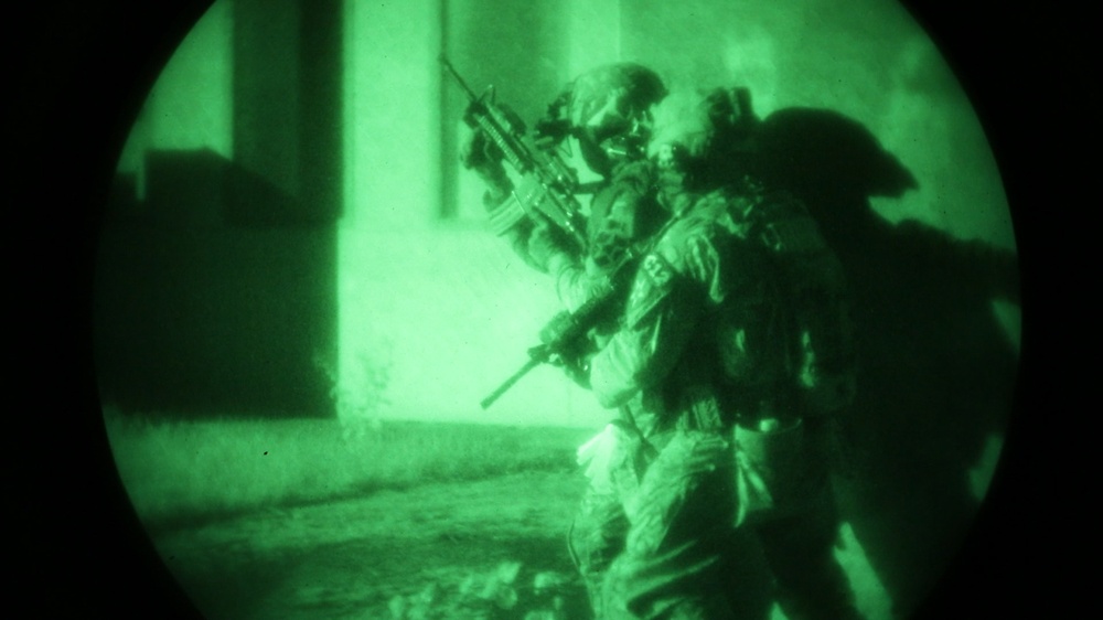 soldiers move Tactically between buildings