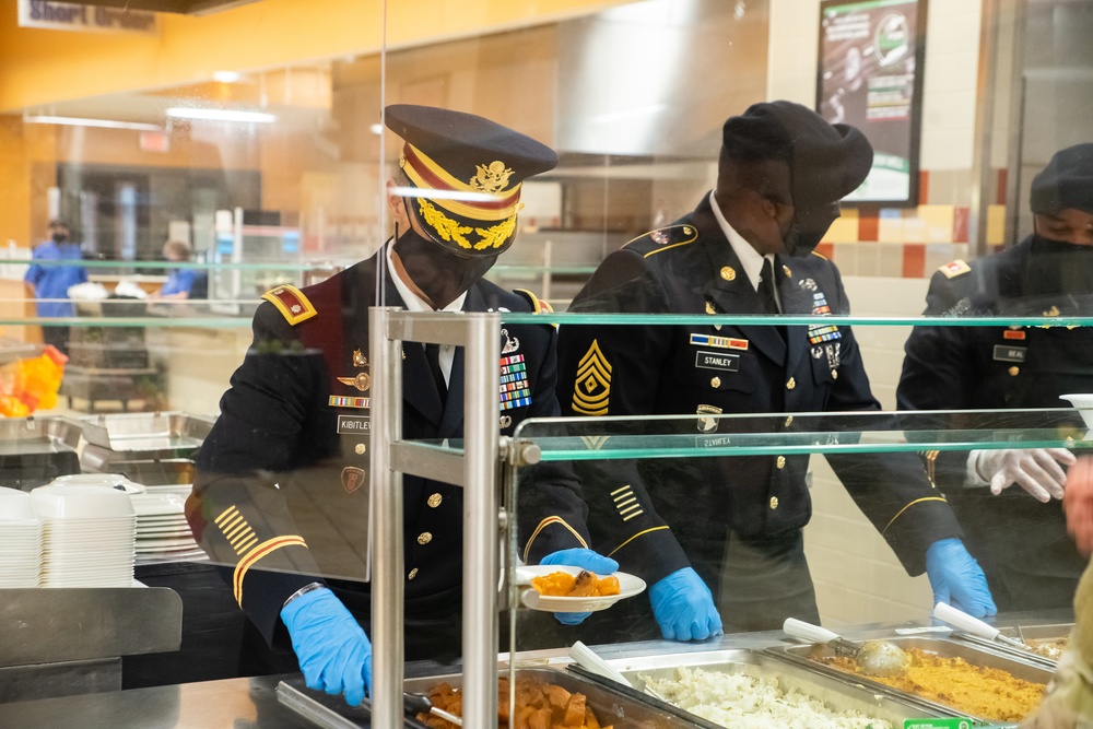 Lt. Col. Brian Kibitlewski and 1st Sgt. Antwan Stanley Serve Thanksgiving Meals