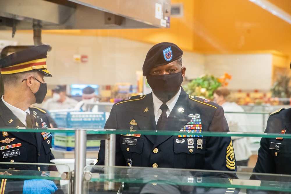 Lt. Col. Brian Kibitlewski and 1st Sgt. Antwan Stanley Serve Thanksgiving Meals