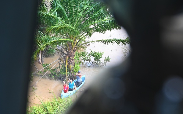 JTF-Bravo delivers food bundles to remote area