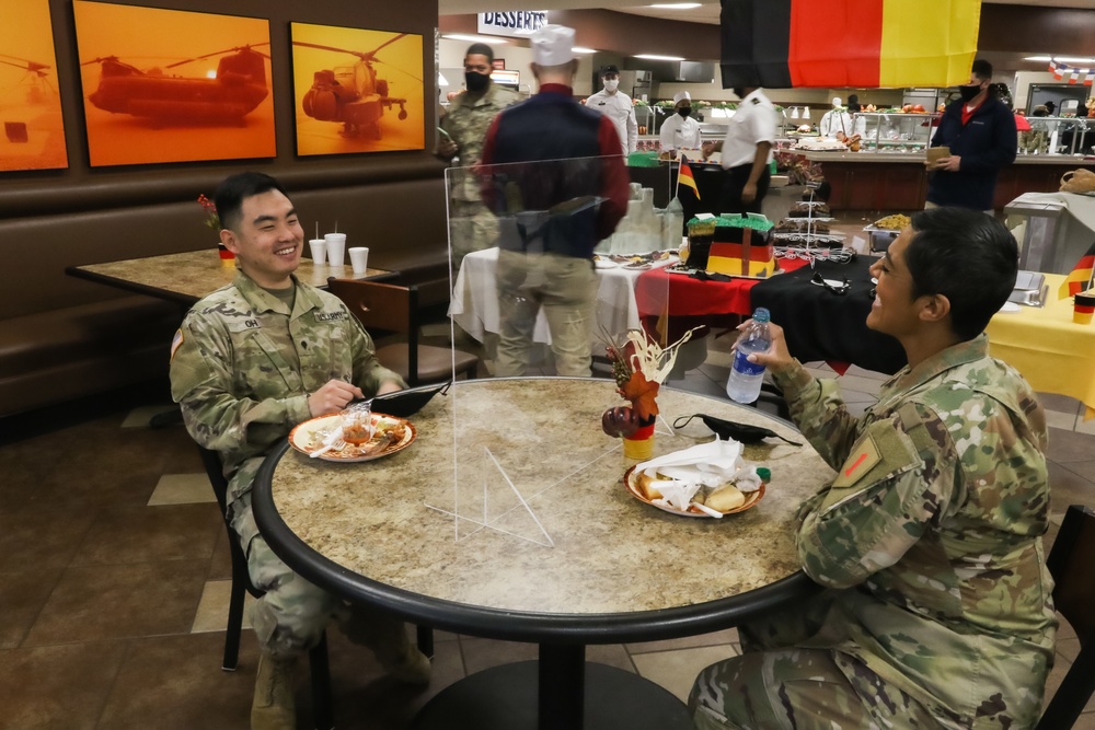 Fort Riley Soldiers enjoy Thanksgiving meal with Covid-19 protection measures in place