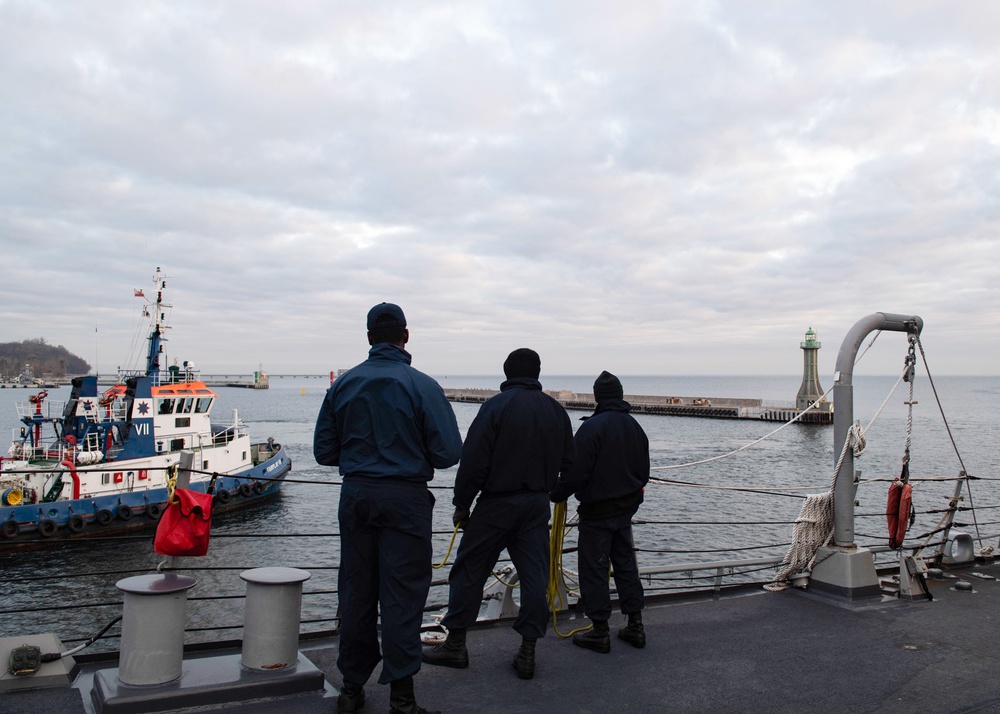 USS Ross (DDG 71) arrives in Gdynia, Poland.